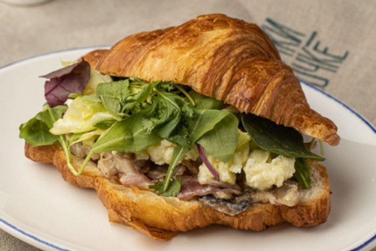 Сэндвич-круассаны с грибами и шпинатом