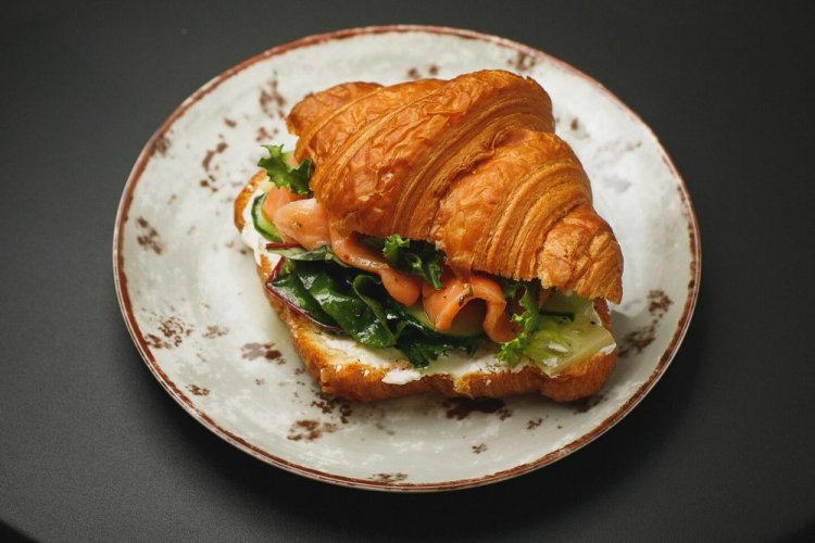 Сэндвич-круассаны со шпинатом и красной рыбой