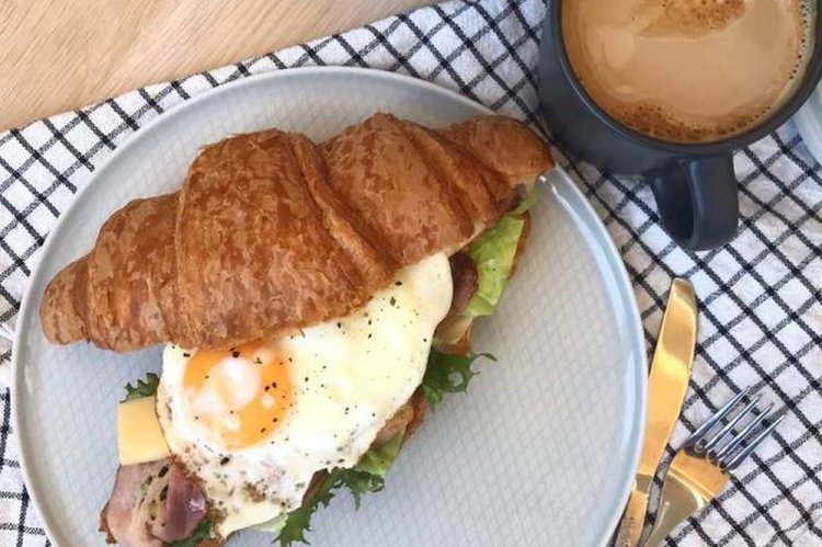 Сэндвич-круассан с яйцом и беконом