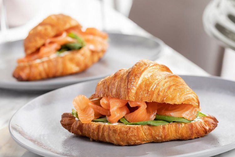 Сэндвич-круассаны с лососем и авокадо