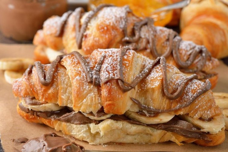 Сэндвич-круассан с нутеллой и бананом