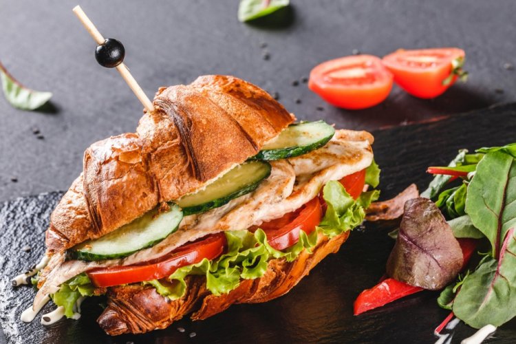 Сэндвич-круассан с индейкой