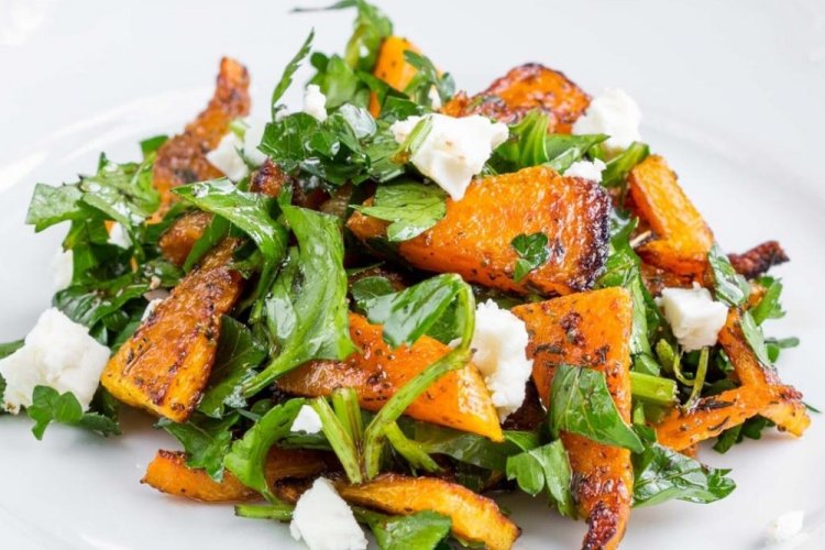 Салат с жареным сыром Халуми и тыквой