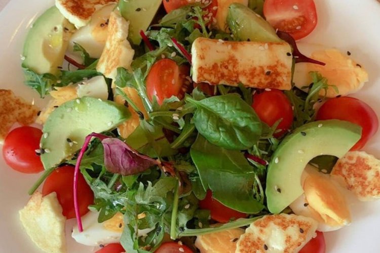 Салат с жареным сыром Халуми и авокадо