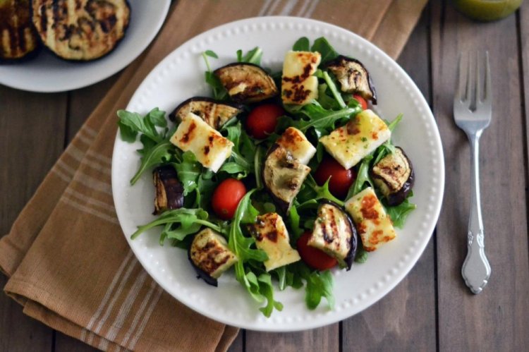 Салат с жареным сыром Халуми и баклажанами