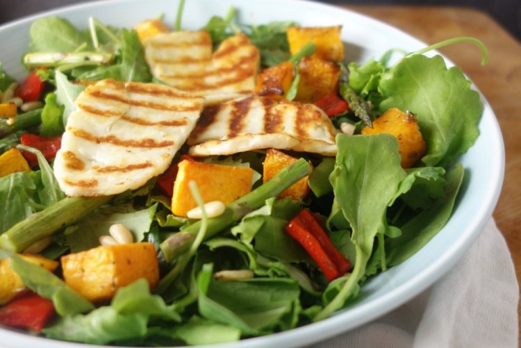 Салат с жареным Халуми, морковью и апельсином