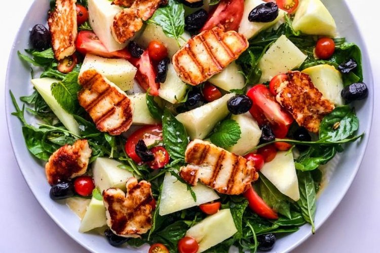 Салат с жареным Халуми и грушей