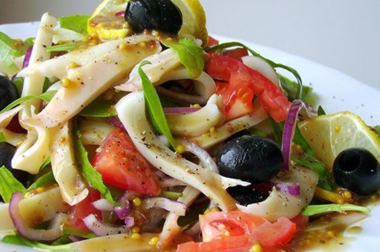 Салат с кальмарами и яйцами