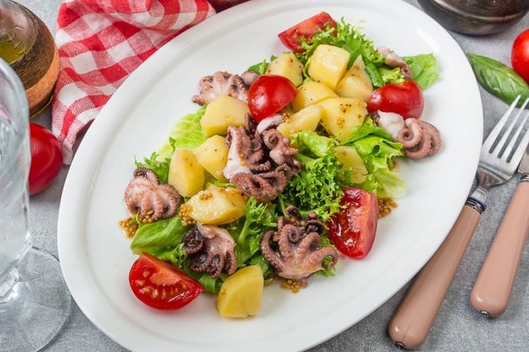 Салат с картошкой, осьминогами и помидорами черри