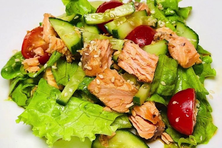 Салат с запеченным лососем и овощами