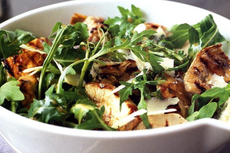 Салат с курицей, шампиньонами и гранатом