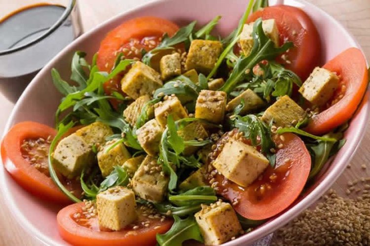 Салат из помидоров и тофу