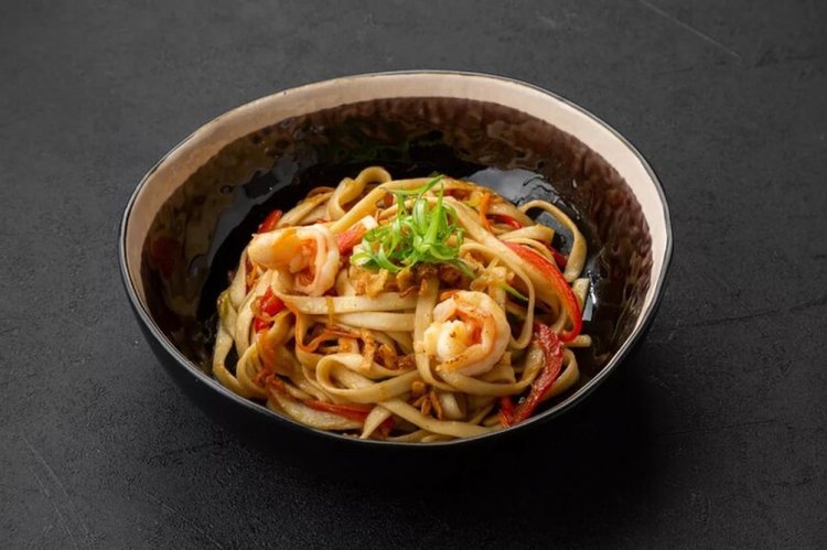 Удон с креветками и цукини