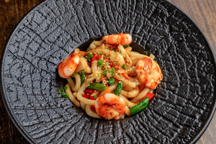 Удон с креветками и стручковой фасолью