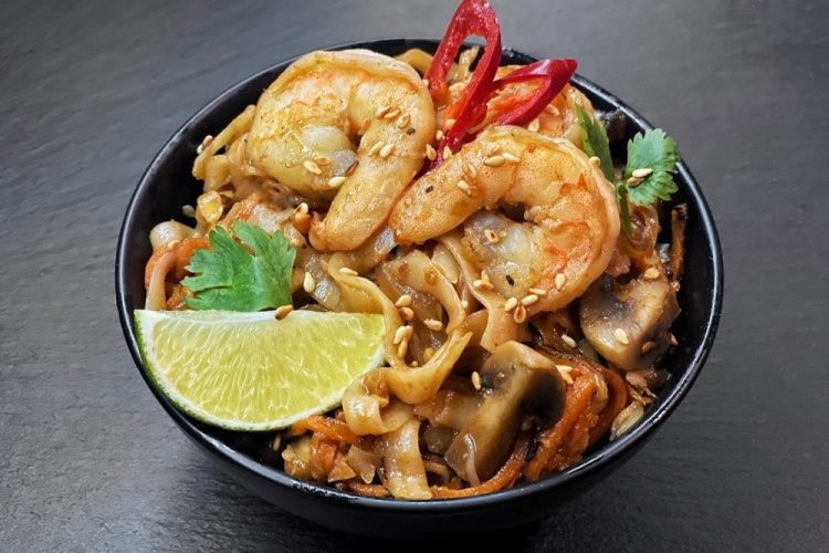 Удон с креветками и грибами