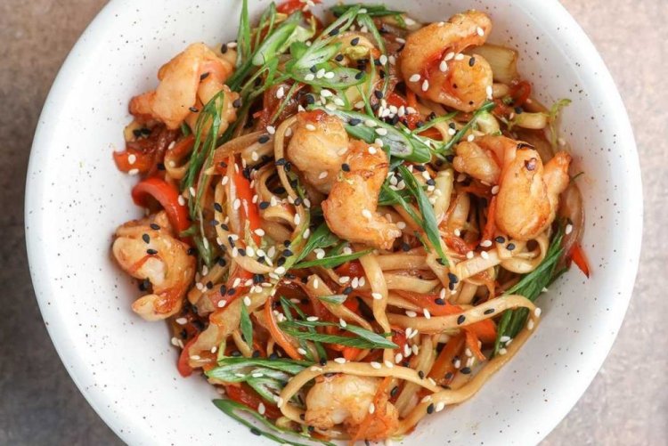 Удон с креветками и курицей