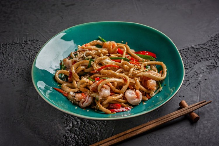 Удон с креветками и пекинской капустой