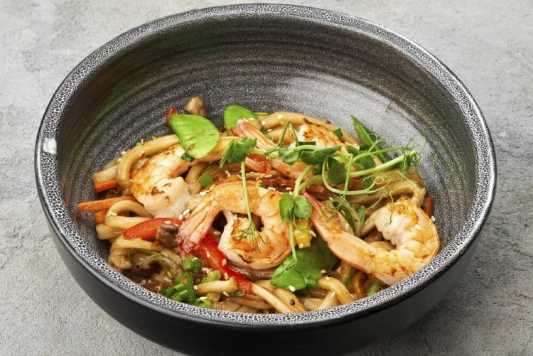Лапша вок с креветками и курицей
