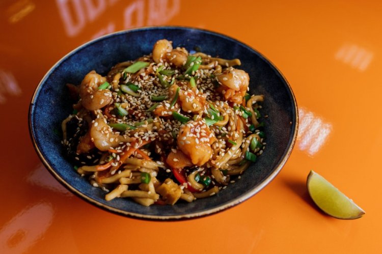 Лапша вок с креветками и грибами