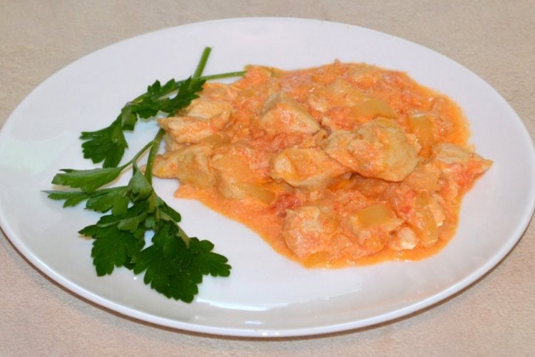 Тушеное куриное филе в сметанно-томатном соусе