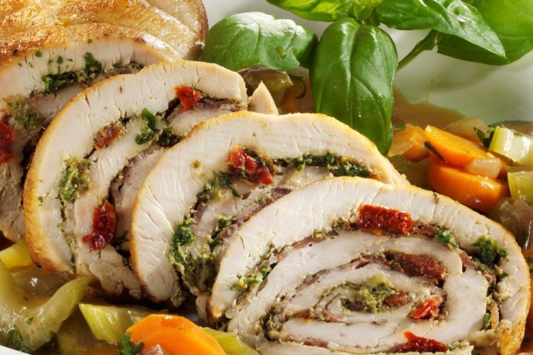 Куриный рулет с овощами и сыром