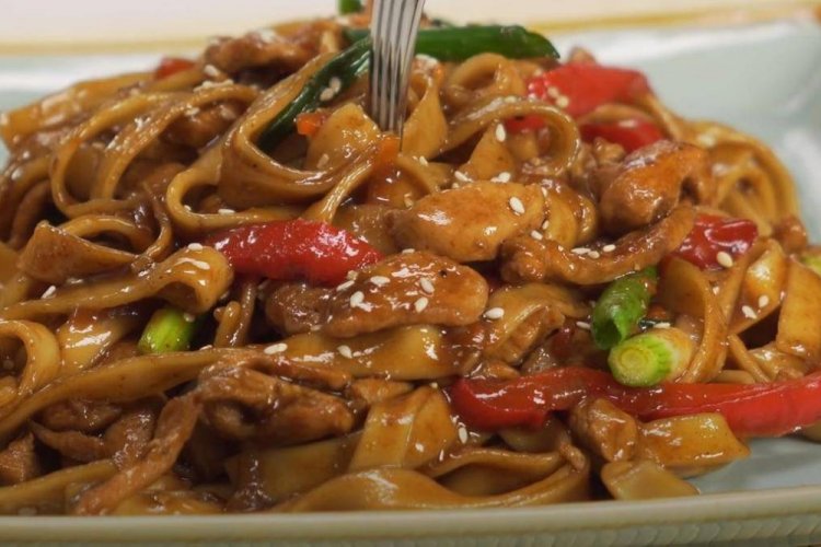 Лапша с куриным филе и овощами