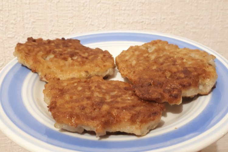 Рисовые оладьи с вареным куриным филе