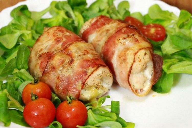 Куриное филе с сыром и зеленью в беконе