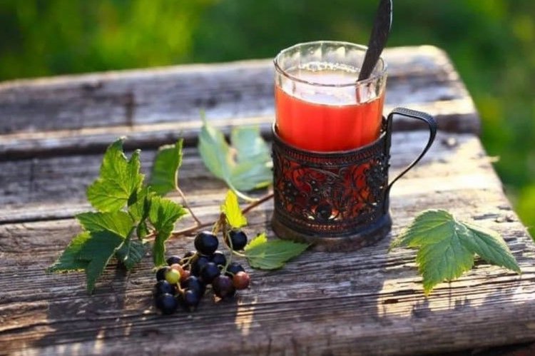 Замороженный смородиновый чай