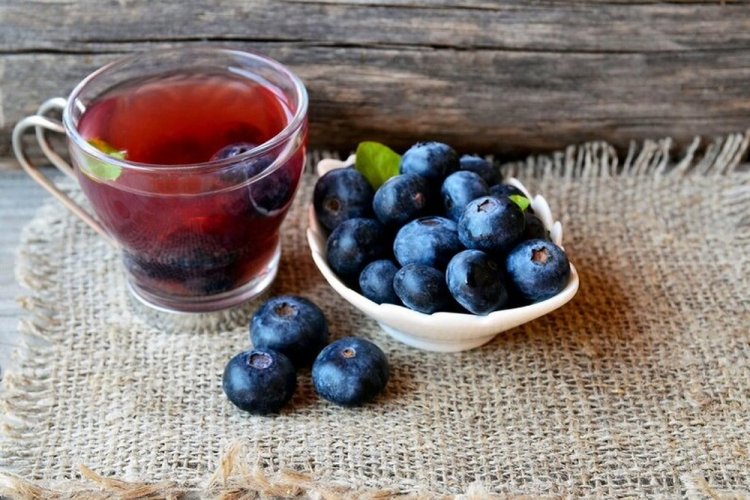 Замороженный чай из черники с имбирем