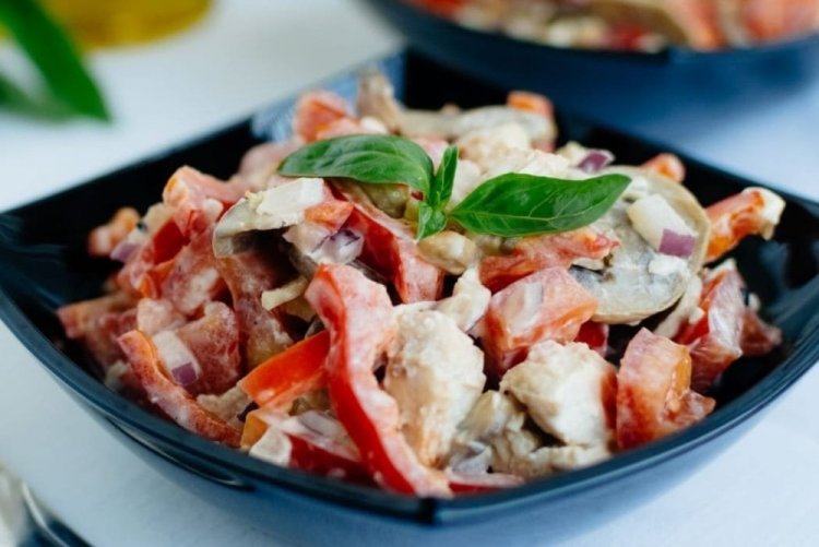 Салат с курицей и болгарским перцем