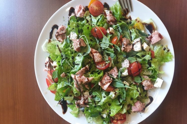 Салат с тунцом, фетой и помидорами черри