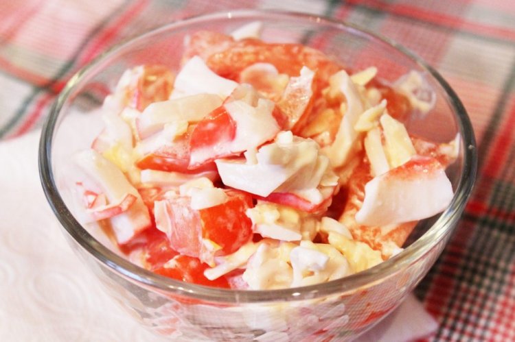 Салат с крабовыми палочками и помидорами