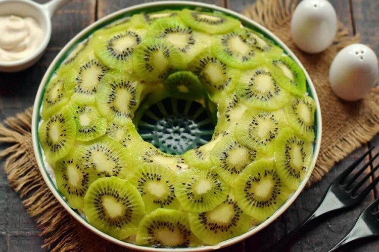 Салат «Малахитовый браслет» с киви