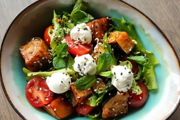 Теплый салат с баклажанами и моцареллой