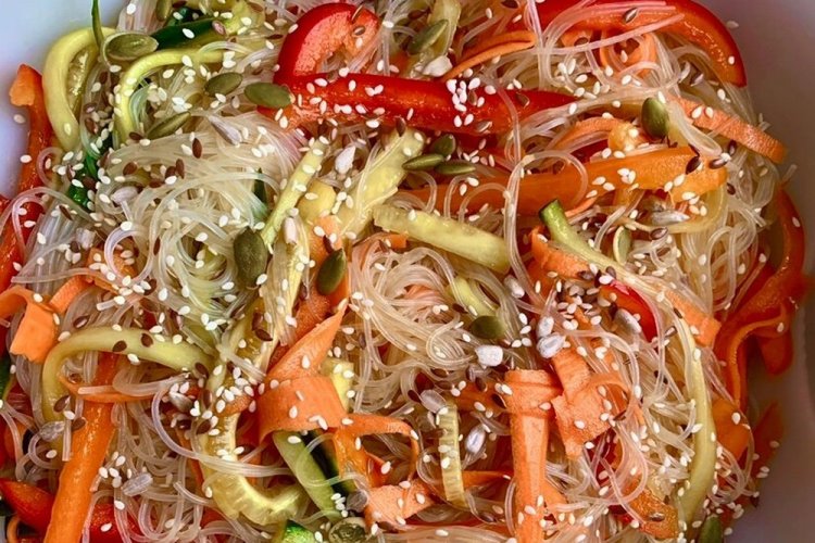 Теплый салат с фунчозой и овощами