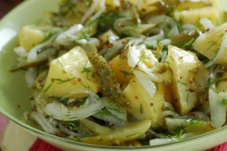 Теплый салат с картошкой и солеными огурцами