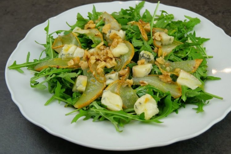 Теплый салат с грушей