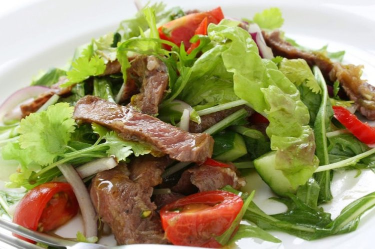 Теплый салат с говядиной