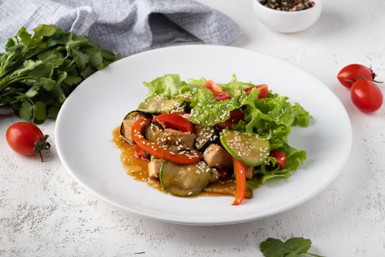 Теплый салат с индейкой, баклажанами и цукини