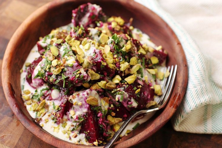 Свекольный салат с фисташками