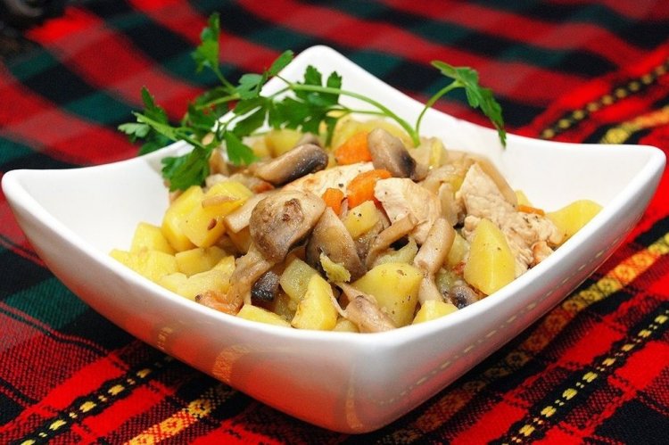 Рагу с курицей и шампиньонами в афганском казане