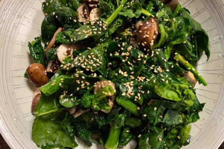 Вегетарианский салат со шпинатом и гранатом