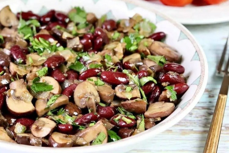 Вегетарианский салат с шампиньонами и фасолью