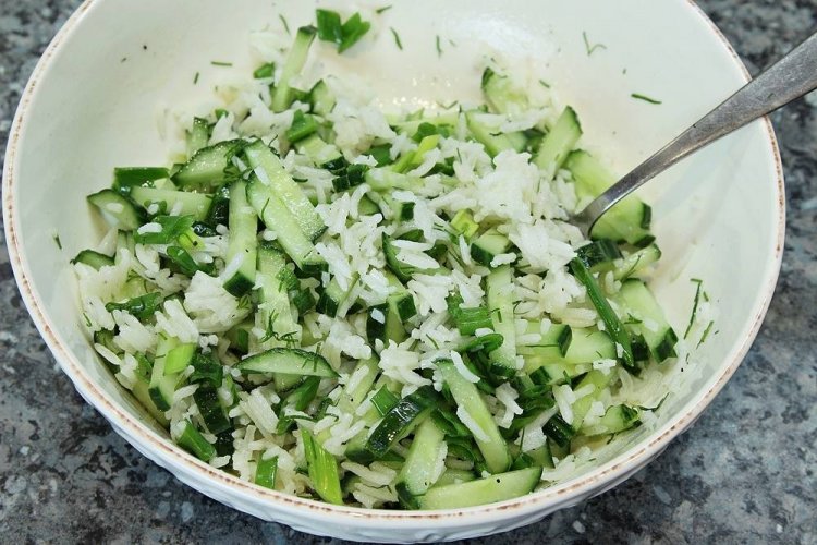 Салат с рисом и огурцом