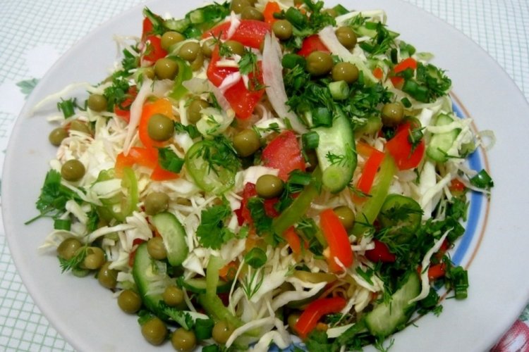 Салат из капусты с зеленым горошком