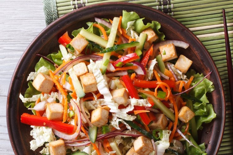 Овощной салат с пекинской капустой и тофу
