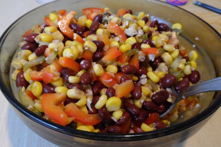 Вегетарианский салат с кукурузой и фасолью