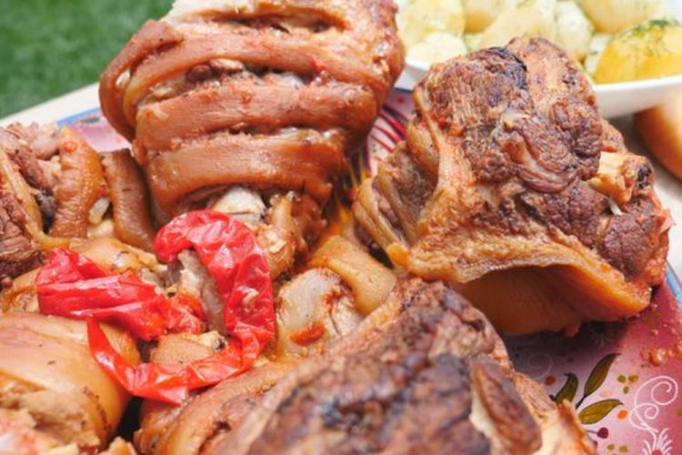 Свиная рулька в томатном соке в афганском казане