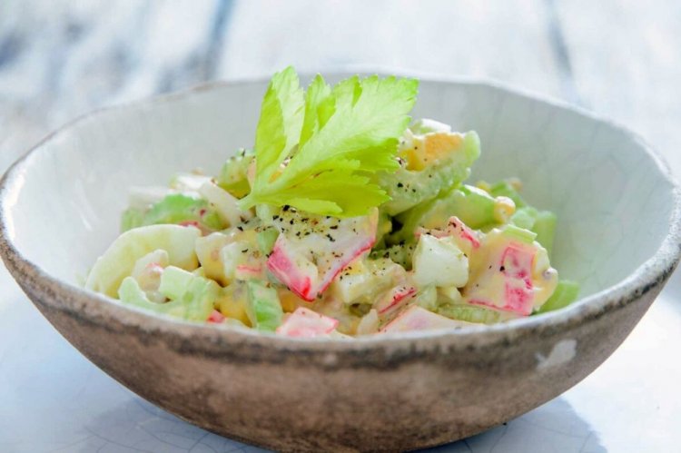 Салат с крабовыми палочками и сельдереем